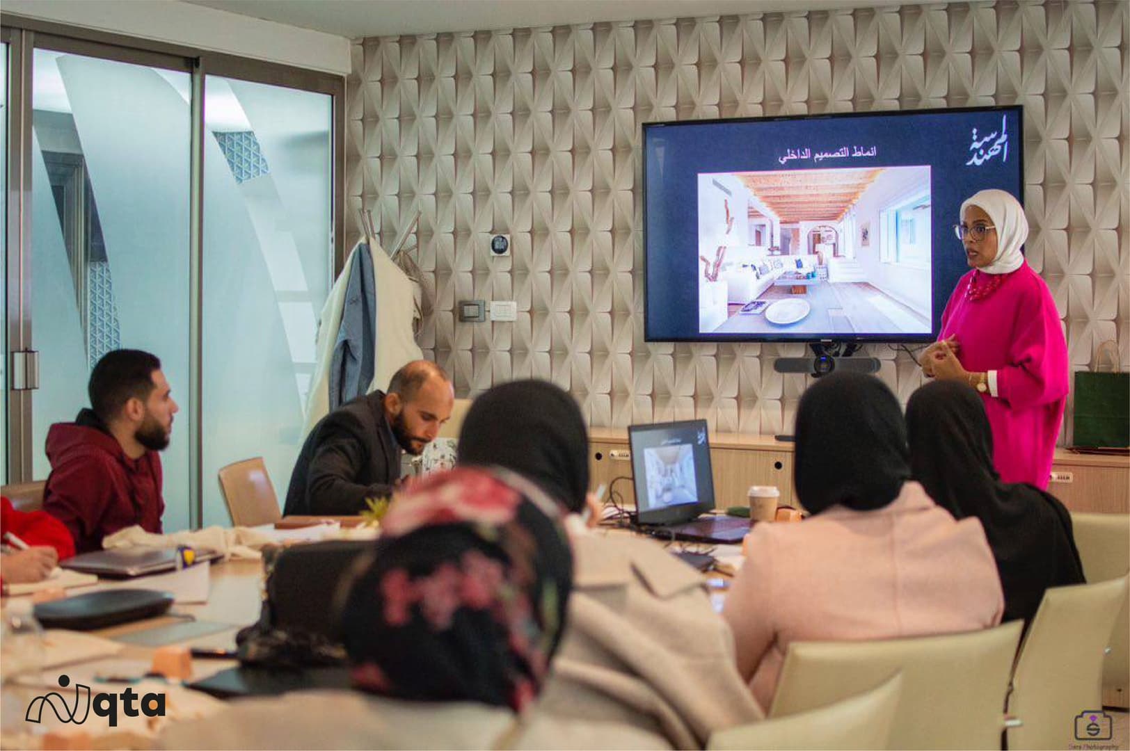 Conference Room - live workshop with presenter and 3D wall panels