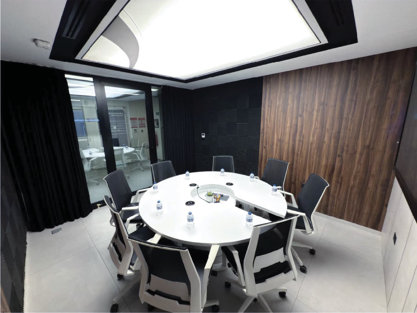 Round Room - 8 person meeting room